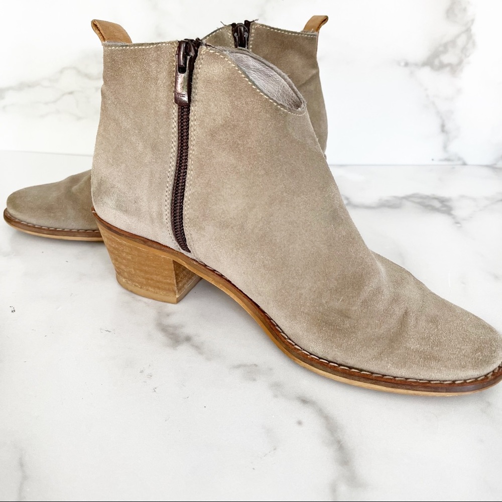Aqua Mediterranea by Nature Made in Spain tan suede leather ankle heeled booties
